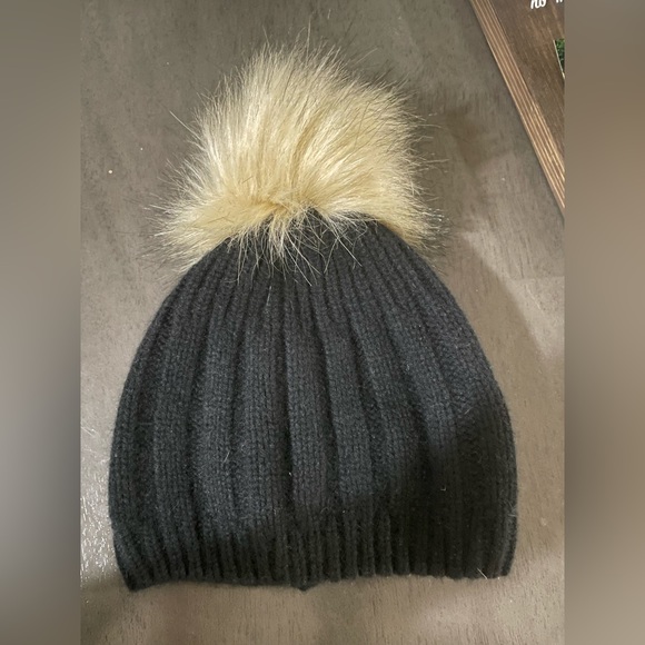 Cashmere beanie from aritzia - Picture 1 of 2